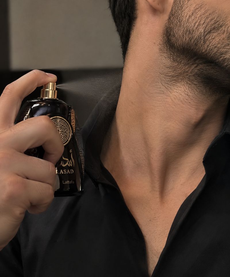 Hombre aplicándose el perfume árabe Asad de Lattafa