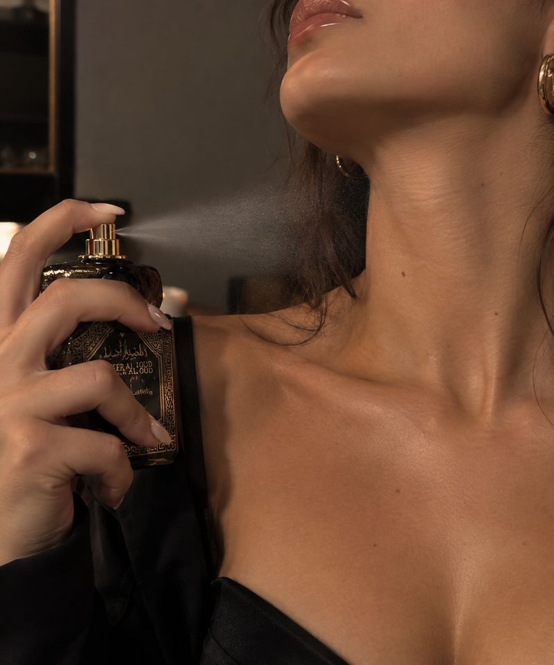 Mujer aplicándose un perfume árabe en el cuello
