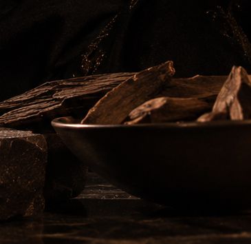 Trozos de maderas nobles en un cuenco oscuro